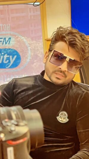 Shahid Mallya Instagram - Haanji all 
Today on Radio City, talked about my musical journey with Rj Salil 
At his show Freedom Garage.  full interview coming soon !
@radiocityindia #rjsalil #jubilee #diljahanpelechala