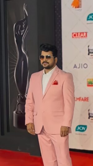 Shahid Mallya Instagram - Your love has brought me till here.
I am truly honoured to be standing here.
Lots of Love to you All❤️❤️
Thank you @filmfare @ipritamofficial @karanjohar @amitabhbhattacharyaofficial 
#kudmayi 
#nominee 
#filmfare 
#shahidmallya
