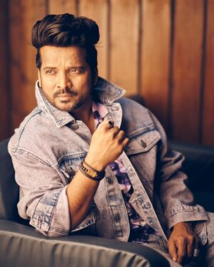 Shahid Mallya Instagram - “Dagaabaazaa” reached 3 millions
❤️❤️❤️
.
.
.
.
.

@Shahidmallya @deane_sequeira @karishmasharma22 @manish_cineaste @ashokpreetpunjabi @maniish_sinha @priyaanka_14 @vicky__pedia @aakanksha5678 @kartikvijayparida @ruzinb786 @panoramamusic
#shahidmallyanewsong #shahidmallya #shahidmallyafanfam #shahidmallyaworld #shahidmallya_officialfanpage #shahidmallyasinger  #shahidmallyaallsongs

Photo Credits: 
📸 : @rohnpingalay
Styled by : @bornglamarous_
MUA: @harshpawar_makeupacademy18
Shoot Managed by : @vrenda_thakkarr