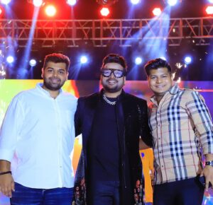 Shahid Mallya Instagram - Haanji All
Here is Some glimpses from a recent event that took place in Mumbai.
With Honourable #adityathakrey #samirdesai @ipritamofficial sir 
#raunakdesai and @varunbidye 
.
.
#shahidmallya #shahidmallyaworld #shahidmallyasinger #shahidmallyaonmic #shahidmallyaunpluggedlive
Special thanks to 
@lakmefashionwk @bespokewala 
@bespokewala_by_himaliraj @bespokewala