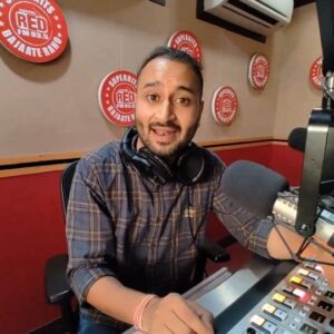 Shahid Mallya Instagram - Loving this song KUDMAYI
Movie - Rocky Aur Rani ki Prem Kahani (RRPK)
Singer - @shahidmallya
Music - @ipritamofficial
Lyrics-@amitabhbhattacharyaofficial
@ranveersingh @aliaabhatt 
Kya awaaz hai kya composition hai inshort kya Gaana hai...maja a gaya...
#shahid #singer #rockyaurranikipremkahani 
#kudmayi #rjakhil #song