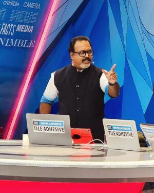 Shaiju Damodaran Instagram - പത്രപ്രവർത്തകൻ എന്ന നിലയിൽ ജീവിതത്തിലെ ഒരു പൊതുതിരഞ്ഞെടുപ്പ് ആദ്യമായി റിപ്പോർട്ട് ചെയ്യാനുള്ള അവസരം 1996 ൽ മാതൃഭൂമിക്കു വേണ്ടിയായിരുന്നു. 28 വർഷങ്ങൾക്കിപ്പുറം ലൈഫിലെ ആദ്യ പാർലമെൻറ് ഇലക്ഷൻ കൗണ്ടിംഗ് ഡേ ന്യൂസ് ചാനൽ ലൈവും 'മാതൃഭൂമി ന്യൂസി' നൊപ്പമാവുന്നത് ജീവിതം കനിഞ്ഞനുവദിക്കുന്ന ഭാഗ്യം 🙏🏻 ന്യൂസ് റൂം ടിവി ക്യാമറകൾക്കു മുന്നിൽ പത്തു മണിക്കൂർ നോൺ സ്റ്റോപ്പ് പൊളിറ്റിക്കൽ ലൈവ് 🔥 ആദ്യത്തെ അവസരം അനുഭവം 🔥സ്നേഹവലയമായ് ചുറ്റുമുള്ള എല്ലാവർക്കും നന്ദി 🙏🏻 @mathrubhuminewstv Photo : ജയേഷ് പൂക്കോട്ടൂർ