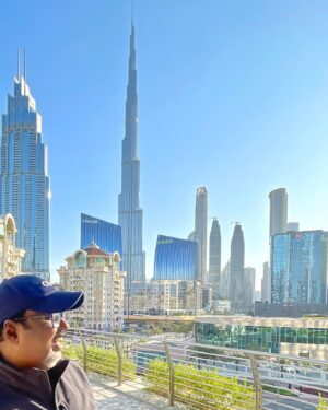 Shaiju Damodaran Instagram - Chasing dreams and Capturing smiles with Burj Khalifa ❤️ #skyisthelimit #tall #taller #tallest #modernmarvel #burjkhalifa #dubai