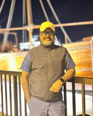 Shaiju Damodaran Instagram - പ്രതീക്ഷകളുടെ പത്തേമാരി ⛴️…. ഷാർജ അൽ മുജറാ കോർണിഷിലെ ഈ കൂറ്റൻ പത്തേമാരി ഓരോ പ്രവാസ ജീവിതത്തിന്റെയും പ്രതീകമാണ്. എന്നെങ്കിലും ഒരിക്കൽ ഇതുപോലെ സ്വപ്നങ്ങളുടെ തീരമണയുമെന്ന പ്രതീക്ഷയിൽ ചുമതലകളുടെ കേവുഭാരം പേറുന്ന തീരാ യാത്രകൾ. Wishing a happy and successful weekend to each one of you 🙏
