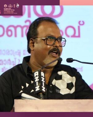 Shaiju Damodaran Instagram - ഈ നിത്യഹരിതമാം ഭൂമിയിലല്ലാതെ മാനസസരസുകളുണ്ടോ ...❤️ ഇങ്ങോട്ടുള്ള ഓരോ മടങ്ങിവരവും ഗൃഹാതുരമാണ്. കേരള മീഡിയ അക്കാദമിയിൽ അന്താരാഷ്ട്ര മാധ്യമോത്സവത്തിന്റെ ഭാഗമായി സംഘടിപ്പിച്ച ഓൾഡ് സ്റ്റുഡന്റ്സ് സംഗമത്തിൽ പങ്കാളികളാവാൻ സാധിച്ചതിൽ അതിയായ സന്തോഷം🙏 @kerala_media_academy