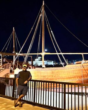 Shaiju Damodaran Instagram - പ്രതീക്ഷകളുടെ പത്തേമാരി ⛴️…. ഷാർജ അൽ മുജറാ കോർണിഷിലെ ഈ കൂറ്റൻ പത്തേമാരി ഓരോ പ്രവാസ ജീവിതത്തിന്റെയും പ്രതീകമാണ്. എന്നെങ്കിലും ഒരിക്കൽ ഇതുപോലെ സ്വപ്നങ്ങളുടെ തീരമണയുമെന്ന പ്രതീക്ഷയിൽ ചുമതലകളുടെ കേവുഭാരം പേറുന്ന തീരാ യാത്രകൾ. Wishing a happy and successful weekend to each one of you 🙏