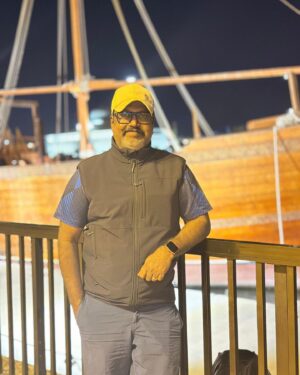Shaiju Damodaran Instagram - പ്രതീക്ഷകളുടെ പത്തേമാരി ⛴️…. ഷാർജ അൽ മുജറാ കോർണിഷിലെ ഈ കൂറ്റൻ പത്തേമാരി ഓരോ പ്രവാസ ജീവിതത്തിന്റെയും പ്രതീകമാണ്. എന്നെങ്കിലും ഒരിക്കൽ ഇതുപോലെ സ്വപ്നങ്ങളുടെ തീരമണയുമെന്ന പ്രതീക്ഷയിൽ ചുമതലകളുടെ കേവുഭാരം പേറുന്ന തീരാ യാത്രകൾ. Wishing a happy and successful weekend to each one of you 🙏