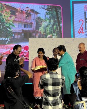 Shaiju Damodaran Instagram - ഈ നിത്യഹരിതമാം ഭൂമിയിലല്ലാതെ മാനസസരസുകളുണ്ടോ ...❤️ ഇങ്ങോട്ടുള്ള ഓരോ മടങ്ങിവരവും ഗൃഹാതുരമാണ്. കേരള മീഡിയ അക്കാദമിയിൽ അന്താരാഷ്ട്ര മാധ്യമോത്സവത്തിന്റെ ഭാഗമായി സംഘടിപ്പിച്ച ഓൾഡ് സ്റ്റുഡന്റ്സ് സംഗമത്തിൽ പങ്കാളികളാവാൻ സാധിച്ചതിൽ അതിയായ സന്തോഷം🙏 @kerala_media_academy