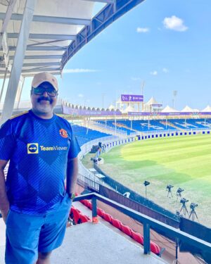 Shaiju Damodaran Instagram - ഓർമ്മകൾ കരൾ തലോടും പോലെ 🏏 38 വർഷം മുമ്പൊരു ഏപ്രിൽ വേനൽ. ചേതൻ ശർമ്മയുടെ അവസാന പന്തിൽ ജാവേദ് മിയാൻദാദിന്റെ സിക്സർ. ഇന്ത്യൻ ക്രിക്കറ്റിന്റെ ഓർമത്താളുകളിൽ നിന്ന് ഒരിക്കലും മായാത്ത കണ്ണീർ ഫൈനൽ . ശേഷം എത്രയെത്ര ലാസ്റ്റ് ബോളുകൾ. ദൂരെ ആ കാണുന്ന ബോർഡിൽ ഉണ്ട് ഷാർജ ക്രിക്കറ്റിന്റെ സുവർണ ചരിത്രത്തിന്റെ കണക്ക്. 247 ഏകദിന അന്താരാഷ്ട്ര മത്സരങ്ങൾക്കു വേദിയായ ഷാർജ ക്രിക്കറ്റ് സ്റ്റേഡിയത്തിലേക്കിതാ വീണ്ടും. ILT20 രണ്ടാം സീസൺ.അന്നത്തെ ക്രിക്കറ്റ് അല്ല ഇന്നത്തെ ക്രിക്കറ്റ് . എന്നാലും ഷാർജ പഴയ ഷാർജ തന്നെ🔥