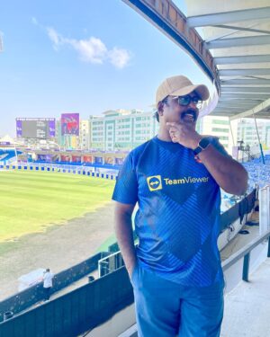 Shaiju Damodaran Instagram - ഓർമ്മകൾ കരൾ തലോടും പോലെ 🏏 38 വർഷം മുമ്പൊരു ഏപ്രിൽ വേനൽ. ചേതൻ ശർമ്മയുടെ അവസാന പന്തിൽ ജാവേദ് മിയാൻദാദിന്റെ സിക്സർ. ഇന്ത്യൻ ക്രിക്കറ്റിന്റെ ഓർമത്താളുകളിൽ നിന്ന് ഒരിക്കലും മായാത്ത കണ്ണീർ ഫൈനൽ . ശേഷം എത്രയെത്ര ലാസ്റ്റ് ബോളുകൾ. ദൂരെ ആ കാണുന്ന ബോർഡിൽ ഉണ്ട് ഷാർജ ക്രിക്കറ്റിന്റെ സുവർണ ചരിത്രത്തിന്റെ കണക്ക്. 247 ഏകദിന അന്താരാഷ്ട്ര മത്സരങ്ങൾക്കു വേദിയായ ഷാർജ ക്രിക്കറ്റ് സ്റ്റേഡിയത്തിലേക്കിതാ വീണ്ടും. ILT20 രണ്ടാം സീസൺ.അന്നത്തെ ക്രിക്കറ്റ് അല്ല ഇന്നത്തെ ക്രിക്കറ്റ് . എന്നാലും ഷാർജ പഴയ ഷാർജ തന്നെ🔥