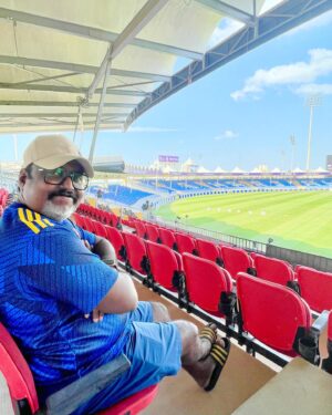 Shaiju Damodaran Instagram - ഓർമ്മകൾ കരൾ തലോടും പോലെ 🏏 38 വർഷം മുമ്പൊരു ഏപ്രിൽ വേനൽ. ചേതൻ ശർമ്മയുടെ അവസാന പന്തിൽ ജാവേദ് മിയാൻദാദിന്റെ സിക്സർ. ഇന്ത്യൻ ക്രിക്കറ്റിന്റെ ഓർമത്താളുകളിൽ നിന്ന് ഒരിക്കലും മായാത്ത കണ്ണീർ ഫൈനൽ . ശേഷം എത്രയെത്ര ലാസ്റ്റ് ബോളുകൾ. ദൂരെ ആ കാണുന്ന ബോർഡിൽ ഉണ്ട് ഷാർജ ക്രിക്കറ്റിന്റെ സുവർണ ചരിത്രത്തിന്റെ കണക്ക്. 247 ഏകദിന അന്താരാഷ്ട്ര മത്സരങ്ങൾക്കു വേദിയായ ഷാർജ ക്രിക്കറ്റ് സ്റ്റേഡിയത്തിലേക്കിതാ വീണ്ടും. ILT20 രണ്ടാം സീസൺ.അന്നത്തെ ക്രിക്കറ്റ് അല്ല ഇന്നത്തെ ക്രിക്കറ്റ് . എന്നാലും ഷാർജ പഴയ ഷാർജ തന്നെ🔥