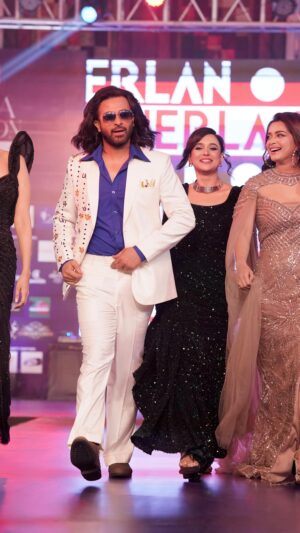 Shakib Khan Instagram - Laage Ura Dhura 🔥

@lilybangladesh 
Herlan Presents Dhaka Fashion Day 2024