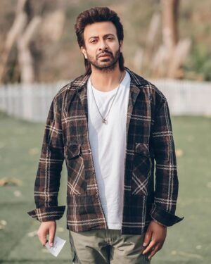 Shakib Khan Instagram - ত্রিভুবনে জনমের শোধ, মা আমার একটাই 🖤
#Maa Song is out now 

#shakibkhan #princemahmudXriyad #maasong 

#RajkumarInCinemasNow 💥