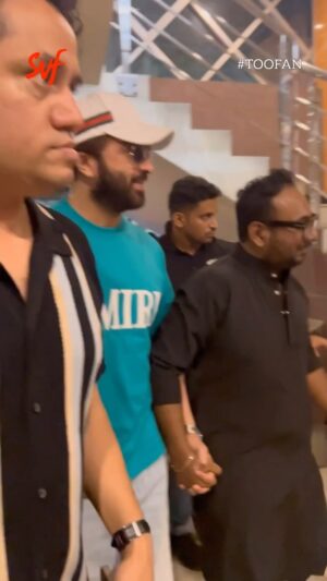 Shakib Khan Instagram - #Toofan-এর special screening-এ মেগাস্টার @theshakibkhan -এর তুফানি entry🔥

Toofan now in cinemas across #Bangladesh. 

@_raihanrafi_ @chorkiofficial @alphai_studios_ltd #SVF