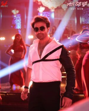 Shakib Khan Instagram - Megastar @theshakibkhan-এর তুফানি dance move দেখে #LaageUraDhura ❤️🔥

@mimichakraborty @pritomhasan @debosrie_antara @chanchal_chowdhury @masumanabila Misa Sawdagar Rajjak Dewans @chorkiofficial @alphai_studios_ltd @svfsocial @svfekush #SVFMusic