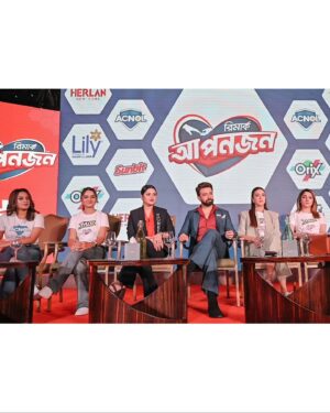 Shakib Khan Instagram - দেশ ও মানুষের কল্যাণে নিবেদিত রিমার্কের নতুন উদ্যোগ ‘আপনজন’ প্রোগ্রামের শুভ উদ্বোধন হলো! 

কঠিন সময়ে যে পাশে থাকে, সেই তো ‘আপনজন’।
 
#ShakibKhan @herlan_bangladesh #RemarkHB #Aponjon #GivingBackTogether #RemarkHerlan @lilybangladesh
