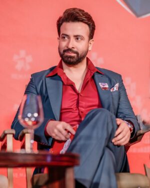 Shakib Khan Instagram - দেশ ও মানুষের কল্যাণে নিবেদিত রিমার্কের নতুন উদ্যোগ ‘আপনজন’ প্রোগ্রামের শুভ উদ্বোধন হলো! 

কঠিন সময়ে যে পাশে থাকে, সেই তো ‘আপনজন’।
 
#ShakibKhan @herlan_bangladesh #RemarkHB #Aponjon #GivingBackTogether #RemarkHerlan @lilybangladesh