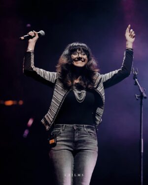 Shakthisree Gopalan Instagram - Happy World Music Day everyday!♥️✨ 
Some magical moments captured by 
📸 @_irshad_pklr_ @i_films.in from our concert in Coimbatore! 
I heard @sandhya.surendran say happy world music day everyday on her awesome iG live session today and still didn’t realise it was world music day until an incredible session time at @20dbsoundstudios with @venkat__gumuks who wished me #happyworldmusicday :) it’s been an amazing day making music and what a day it has been! 
Celebrating music and musicians! May the force be with us indeed♥️✨