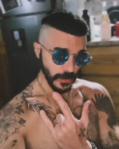 Shalim Ortiz Instagram - 👓🔺🎸
compraste tus 🎟️? 
https://tix.do/event/DOSVEINTISEISTRIBUTOAMANAENCASDETEATRO-1

#botenlotóxico