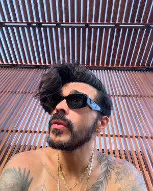 Shalim Ortiz Instagram - can I borrow ur brush? ☀️🔺