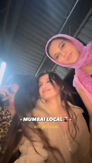 Shalu Shreya Instagram - सब कुछ धुंधला है for real 🤣 #minivlog 
.

.

.

.
#dhundhala #trending #explore #trendingreels #mumbailocal #mumbailocaltrain #suhaagan #suhaagangirls