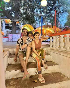 Shalu Shreya Instagram - Vibe check ✅cheers and laughters #happypeople .
.
.
#sahilphull #newpost #lovelyfriends