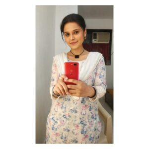 Shalu Shreya Instagram - "रब से है दुआ",,
कि आज रात 10 बजे Zee TV पर आपलोग मुमताज़ उर्फ मुम्मो से रूबरू होंगे!

एक लंबे अरसे के बाद मिलेंगे, उम्मीद करती हूं आपको मुझसे मिलकर अच्छा लगे। 

••••••••••
इस किरदार के बारे में हमारे लेखक और क्रिएटिव डायरेक्टर ने बताया कि ये किरदार वीर-ज़ारा में दिव्या दत्ता उर्फ शब्बो जैसा है
मेरी पूरी कोशिश है कि उस किरदार की एक झलक आपको मुझमें दिखाई दे!
मै माफी चाहूंगी अगर मुझसे कोई भी भूक-चूक हो 
और हमारे डायरेक्टर ने मुझे ये किरदार निभाने के लिए  हर तरीके से मेरा मारगदर्शन किया है

"निज़ाम-ए-हस्ती जो चला रहा है💫 मैं उसकी सबसे ज्यादा शुक्रगुज़ार हूं कि मुझे इस किरदार के लिए चुना। 😇"

मैं एक कलाकार हूं और कोई भी किरदार की रूह बनकर आपको दिख सकती हूं
कैसा भी किरदार हो निभा सकती हूं |

मैं आपकी बोहोत बोहोत आभारी हूं 🙏
#keertinagpure
@deveshacharya25
@avhiroopmazzumdar 
@ranjitguptaa 
@zaheerzshaikh
@studiolsd_
@itsprateeksharma 
@paasha91 
@vaidrekha 
@piyush.pandey.562 

#rabbsehaidua #zeetv #zee5