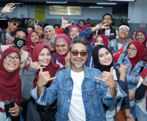Sham Visa Instagram - Apa saja kritikan atau kecaman yg datang langsung tak beri kesan kepada abg sham kerana @shamvengers sentiasa setia menyokong. Korang paling happening & kita berjaya bertahan sampai ke penghujung. Menang atau kalah kita jangan fikir kerana apa yg penting kita enjoy as a family! ❤️
.
Thank you so much @mindorder yg menubuhkan @shamvengers & menemukan kita semua. Thanks kerana sentiasa bersama abg sham. Korang memang best! ❤️
.
📸 @neonpixelofficial 🏫 @mindorder 💖 @shamvengers
.
#MindOrder #MindOrderManagement #ShamVisa #ShamxMindOrder #ShamGV19 #GegarVaganza2019 #GV6 #shamvengers @shamvengers @mindorder