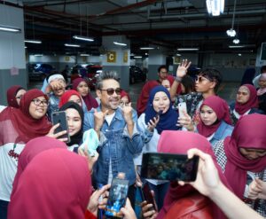 Sham Visa Instagram - Apa saja kritikan atau kecaman yg datang langsung tak beri kesan kepada abg sham kerana @shamvengers sentiasa setia menyokong. Korang paling happening & kita berjaya bertahan sampai ke penghujung. Menang atau kalah kita jangan fikir kerana apa yg penting kita enjoy as a family! ❤️
.
Thank you so much @mindorder yg menubuhkan @shamvengers & menemukan kita semua. Thanks kerana sentiasa bersama abg sham. Korang memang best! ❤️
.
📸 @neonpixelofficial 🏫 @mindorder 💖 @shamvengers
.
#MindOrder #MindOrderManagement #ShamVisa #ShamxMindOrder #ShamGV19 #GegarVaganza2019 #GV6 #shamvengers @shamvengers @mindorder