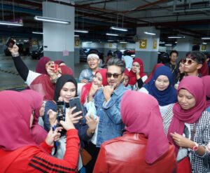 Sham Visa Instagram - Apa saja kritikan atau kecaman yg datang langsung tak beri kesan kepada abg sham kerana @shamvengers sentiasa setia menyokong. Korang paling happening & kita berjaya bertahan sampai ke penghujung. Menang atau kalah kita jangan fikir kerana apa yg penting kita enjoy as a family! ❤️
.
Thank you so much @mindorder yg menubuhkan @shamvengers & menemukan kita semua. Thanks kerana sentiasa bersama abg sham. Korang memang best! ❤️
.
📸 @neonpixelofficial 🏫 @mindorder 💖 @shamvengers
.
#MindOrder #MindOrderManagement #ShamVisa #ShamxMindOrder #ShamGV19 #GegarVaganza2019 #GV6 #shamvengers @shamvengers @mindorder