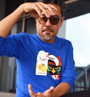 Sham Visa Instagram - Sesekali abg sham belanja posing dgn minuman susu fave, yogurt manggo @farmfreshmilkmalaysia yg setiap minggu berebut dgn @thisisnaqiu kt MBSA. Korang trylah, serius lain dari minuman susu lain! #IniBarulahSusuSegar ❤️
.
📸 @neonpixelofficial 🏫 @mindorder 👔 @cult_my .

#MindOrder #MindOrderManagement #ShamVisa #ShamxMindOrder #ShamGV19 #GegarVaganza2019 #GV6 #shamvengers @shamvengers @mindorder