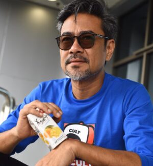 Sham Visa Instagram - Sesekali abg sham belanja posing dgn minuman susu fave, yogurt manggo @farmfreshmilkmalaysia yg setiap minggu berebut dgn @thisisnaqiu kt MBSA. Korang trylah, serius lain dari minuman susu lain! #IniBarulahSusuSegar ❤️
.
📸 @neonpixelofficial 🏫 @mindorder 👔 @cult_my .

#MindOrder #MindOrderManagement #ShamVisa #ShamxMindOrder #ShamGV19 #GegarVaganza2019 #GV6 #shamvengers @shamvengers @mindorder