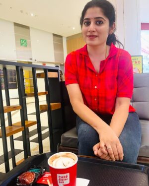Shambhavy gurumoorthy Instagram - Brewed  happiness in a cup 🫶😋

Pc:hubby @r_prashanna 

#samandprasi #trending #mandatory #mandatorycoffee #evening #instagood #instadaily #instalike #nomakeupday #love #lifelately #happiness #positivevibes