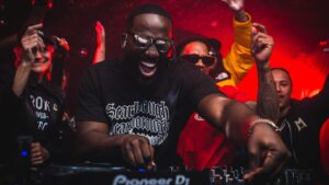 Shamier Anderson Instagram - Hood Kids Love House Music LIVE DJ SET OUT NOW‼️😈 

A little sneak peak to my VELD & Electric Jungle sets this summer 👀

THE HEATERS 🔥
1.  Dreams & Nightmares (Shamier Anderson EDIT)
2. Carnival (Shamier Anderson EDIT)
3. Numb / Encore (Jumo Remix)
4. Many Men (Shamier Anderson EDIT)
4. Swedish House Mafia One Amapiano (HXRIS EDIT)
5. Raris and Rovers (Hitty & DJammin)

FULL VIDEO 🔗 IN BIO 
TICKETS TO MY SHOW 🔗 IN BIO