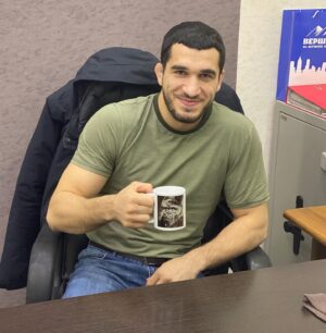Shamil Abdulaev Instagram - Можно быть навеселе...но что-то вокруг должно намекать на вашу серьёзность 😁👊🏻 

#эрни