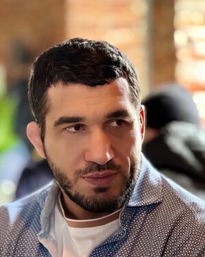 Shamil Abdulaev Instagram - Увлечение своими страстями и отказ от повиновения Всевышнему – вот два качества нафса(эго), которые препятствуют достижению разного рода благ. Именно поэтому восстающий нафс так подвержен гневу. А самым лучшим противостоянием такому нафсу является применение благого нрава, способного укротить власть гнева, гася его огонь своей кротостью и мягкостью

Из книги : Благонравие праведников