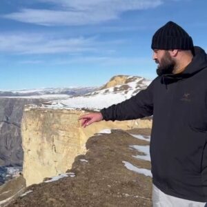 Shamil Abdurakhimov Instagram - Саламалейкум друзья, всю красоту этих гор 🏔️ не описать словами. Немного все же, покажу вам с высоты птичьего полета 🦅. Кто не бывал в этих краях, рекомендую, у вас останутся много приятных впечатлений. 
Внизу среди этих гор, моя малая родина 🏔️.
Для меня малая родина — это то место, которое дает вдохновение и дарит спокойствие.Здесь всегда светит солнце, поют птицы. Мы должны беречь то место, где родились и живём или будем жить...
Все мы должны оберегать и любить малую Родину, ведь это частичка нашего «я».