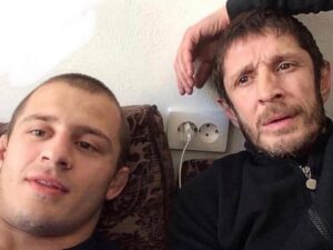 Shamil Abdurakhimov Instagram - Откуда столько жестокости, у стражей порядка?  Надеюсь их накажут по всей строгости закона..
_ _ _
#repost
В г.Орехово-Зуево Московской области полицейские насмерть забили отца нашего друга, двухкратного чемпиона мира по ММА Магомеда Юнусилау. @yuunusilau_m —
Вот эти три оборотня в погонах: оперуполномоченные Дмитрий Блинов, Павел Попов и Олег Шишканов. Которые вечером шли по Орехово-Зуево — и на улице Гагарина увидели 46-летнего Сулли Юнусилау. От нечего делать они из-за внешности пристали к мужчине.
—
Сулли забежал в аптеку, попросил вызвать полицию, но сотрудники зашли за ним — сказали, что сами из полиции, выволокли и забили до смерти. 46-летний отец спортсмена Магомеда Юнусилау умер в больнице — врачи ничего не смогли поделать с отёком мозга после жестокого избиения. На сотрудников МВД завели уголовные дела — за умышленное причинение тяжкого вреда и превышение полномочий. Хотя это преднамеренное убийство, совершенное группой лиц. За это пожизненное надо давать.
—
Но самое интересное, что двоих из них отправили под домашний арест под честное слово. В этом городе даже не знаешь, что ждать от полиции: защиты твоих прав или избиения за «неправильный» цвет кожи или разрез глаз.
—
Друзья, просто так это нельзя оставлять! Завтра точно также могут поступить с нашими отцами, братьями и даже сёстрами. Всех убийц - за решётку, а их начальников уволить из органов за несоответствие занимаемой должности. И это самое легкое наказание для них.
——
#беспредел #произвол #засправедливость #гдезаконипорядок