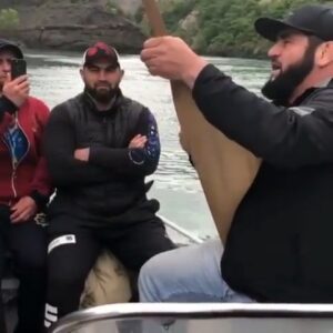 Shamil Abdurakhimov Instagram - Речная прогулка по каньону в кругу настоящих горцев. Горы вокруг содрагались от голоса @aliskandiev_al_avari 🤓