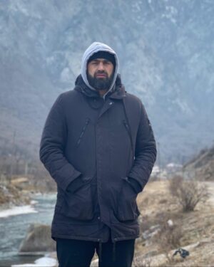 Shamil Abdurakhimov Instagram - Полностью описать эмоции,которые получаешь от этого места очень сложно, главное угадать с погодой. Слияние с природой и  величественными горами. Чувствуешь что заново перерождаешься, сила и энергия переполняет с каждым днём, вдыхая чистый и разряженный  воздух...
Лучше гор могут быть только горы..💪
#горы #мощь #красота #сила