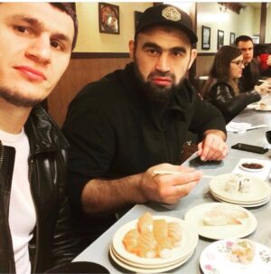 Shamil Abdurakhimov Instagram - Мой тренер Мух!аммад . пропеллер, самый титулований тай боксёр и победитель К-1 и множество других турниров, а его достоинствах можно говорить долго, так же помогал мне готовится к боям 💪