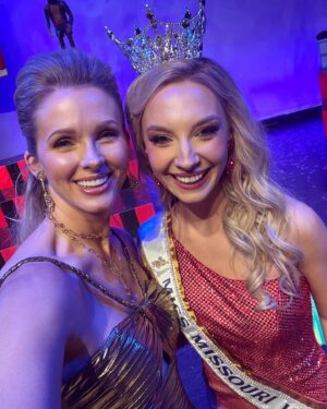 Shandi Finnessey Instagram - Moments captured while hosting the @missmovolpageant this weekend. While it’s always great to be back in Missouri, I was especially grateful for this trip… mostly to enjoy my mom’s super special salads that are “made with love.” 💕 

Congratulations to the new titleholders!! It was another fantastic pageant with exceptional young ladies competing!! I know the girls wearing the crowns tonight will make our state proud at nationals! 

#missvolunteeramerica #missmissourivolunteer