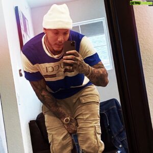 Shane Ray Instagram - 🦢