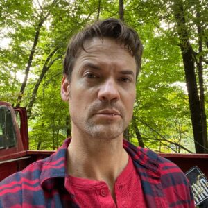 Shane West Instagram - #tbt to 2 weeks ago….Meet Gene 👀

He’s a wonderful guy. Just misunderstood. That’s all 😌

 This experience from start to finish (almost) has been quite the adventure. Fantastic people, fantastic story, tremendous location. 
Battered and bruised and all the better for it 
I think we have a gem on our hands 💫 🐕 
#homestead #tennessee #rupertfluffington #jolene #krispykreme #cantstopeatingdonutsandbiscuits 😐 #alsosenddonuts