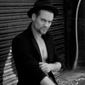 Shane West Instagram - Must have been laundry day...no clean shirts 🤷🏻‍♂️ #fbf 
#flashbackfriday #whotooted 🤔
