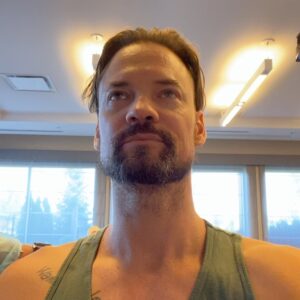 Shane West Instagram - #goodmorning #2020 😀

Don’t worry, he’s taking me out to dinner later....💅🏻

#escapethefield 🩺💉 @rkennedy9090