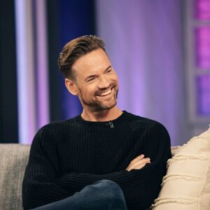 Shane West Instagram - 🤩 I meeeean….swipe to see how I feel about appearing on the @kellyclarksonshow TODAY!🕺
3pm Central but check local listings and times 

We talk about my film @midcenturymovie (check previous post for locations and times), the band @twilightcreeps and enjoy some queso from @justinquesos (8917 Sunset Blvd) 🌮 
And I got to meet @rainnwilson 🤘
Big fan of the both of them 🖤

#kellyclarkson #midcentury #tacos #queso #blessed