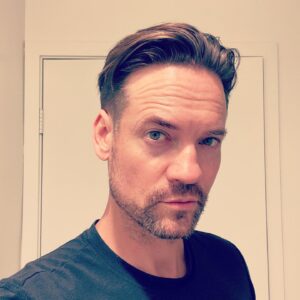 Shane West Instagram - Hello there....43 years tomorrow. Time flies, eh? 🦋 
Many changes coming....oh and I got my hair did 
#love #birthday