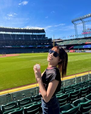 Shang-Fei Wang Instagram - 這場球賽真的好戲劇性
前7局0:4 
第八局開始逆轉
最後一個再見滿壘全壘打真的太猛太嗨了！
Let’s go mariners 🔥

Pregame tour 幸運拿到一顆球😍

Hair band @muria_official