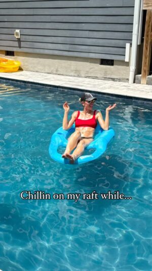 Shannon Stewart Instagram - Good times!! 💦😂🥳🎉

#poolparty #goodtimes #raleighinfluencers #goodtimeswithgoodfriends #raleighnc #summervibes